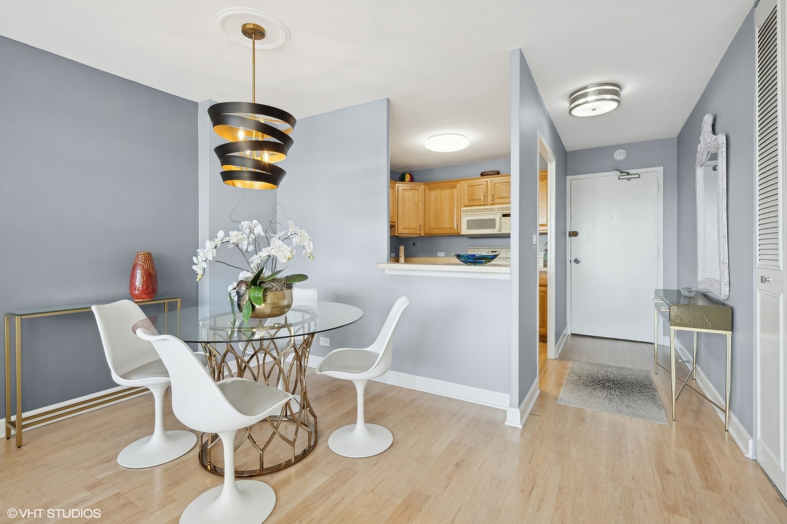 555 W Cornelia Avenue Unit: 1708