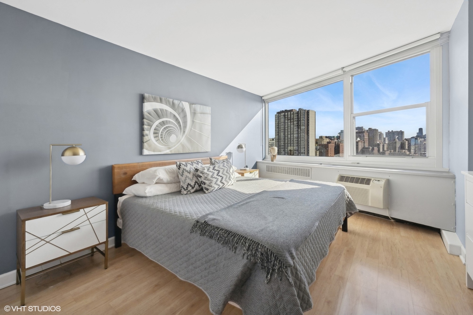 555 W Cornelia Avenue Unit: 1708