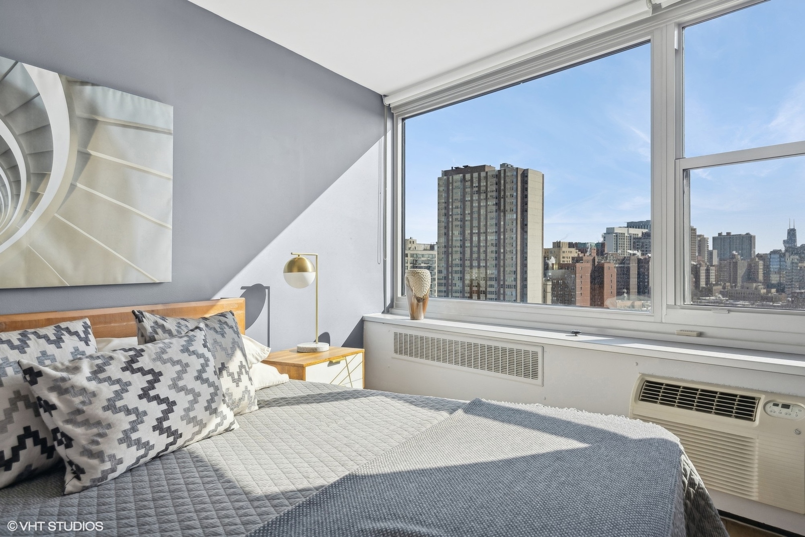 555 W Cornelia Avenue Unit: 1708