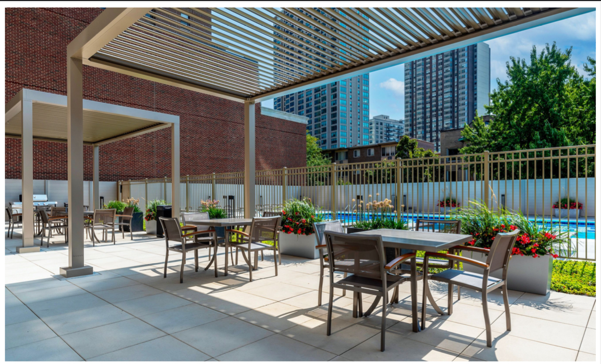 555 W Cornelia Avenue Unit: 1708