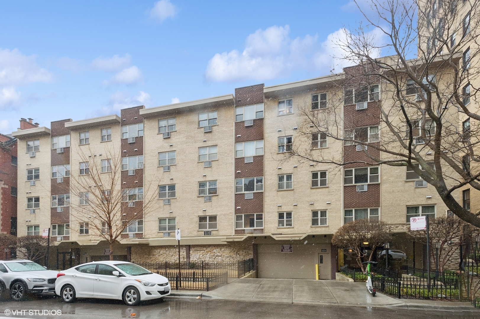 420 W Aldine Avenue Unit: 330