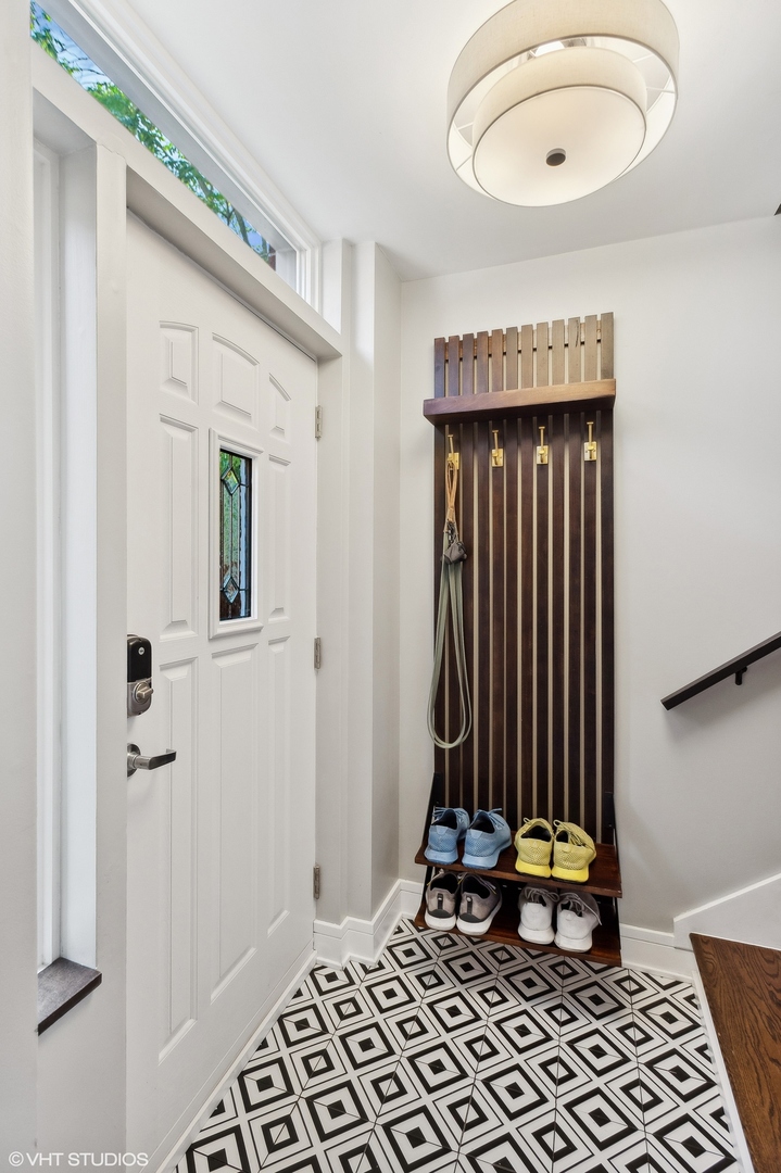 4438 N RACINE Avenue Unit: B