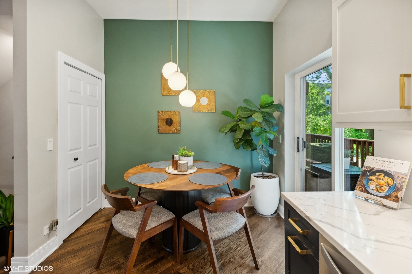 4438 N RACINE Avenue Unit: B