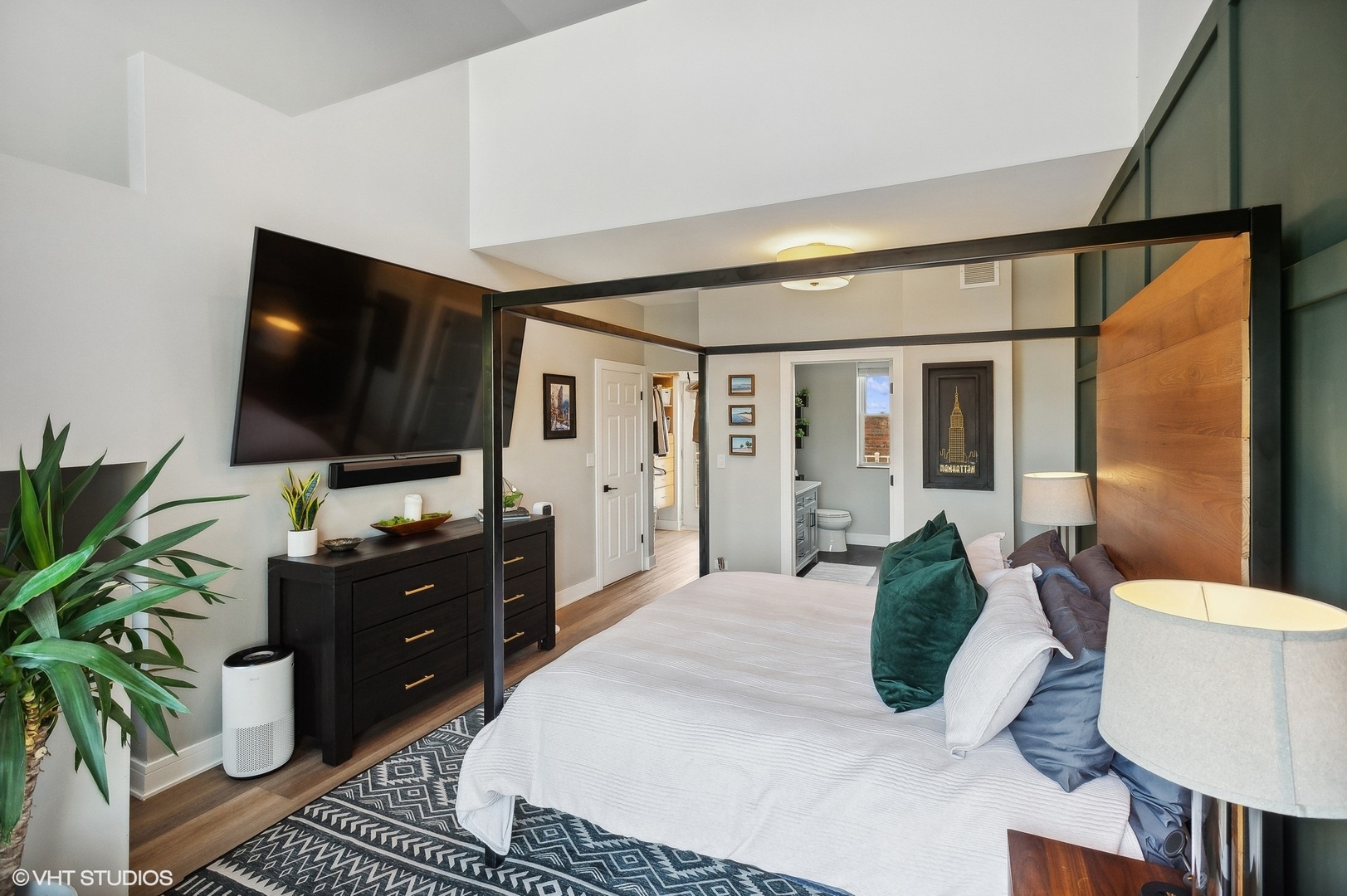 4438 N RACINE Avenue Unit: B