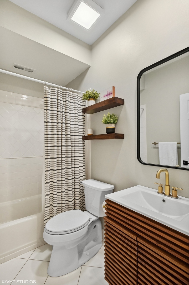 4438 N RACINE Avenue Unit: B