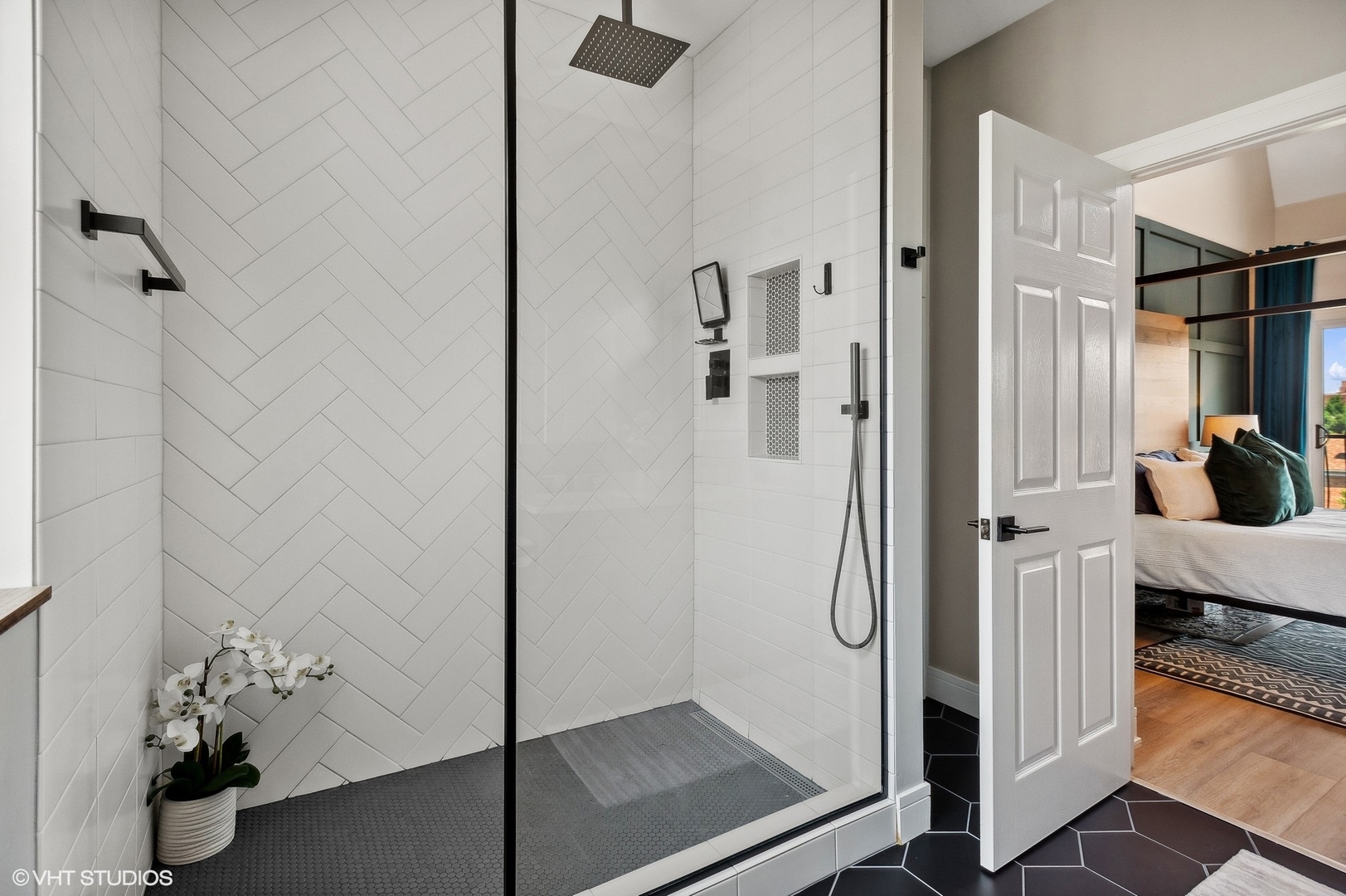 4438 N RACINE Avenue Unit: B