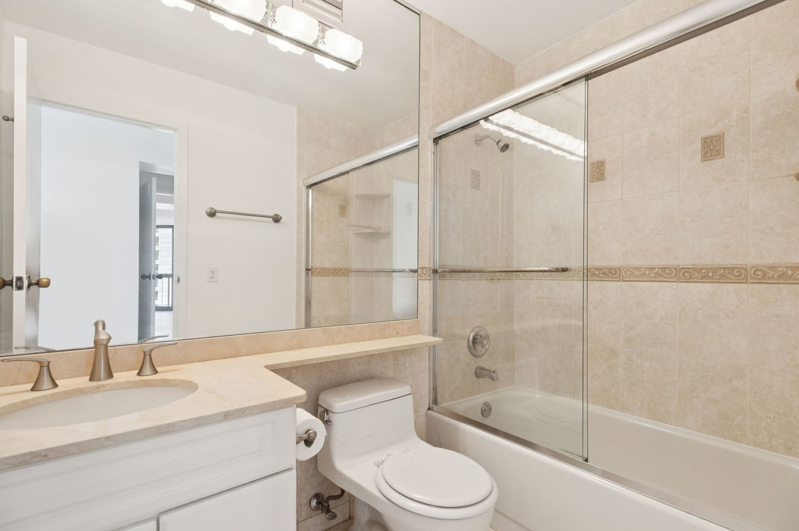 33 W Delaware Place Unit: 21A