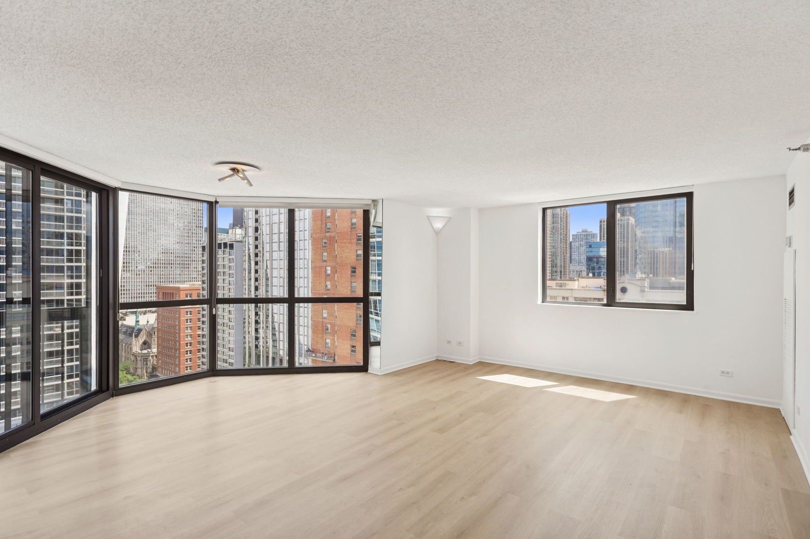 33 W Delaware Place Unit: 21A