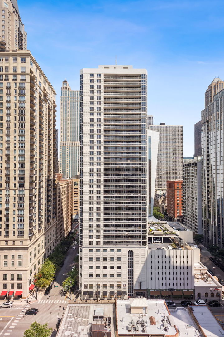 33 W Delaware Place Unit: 21A