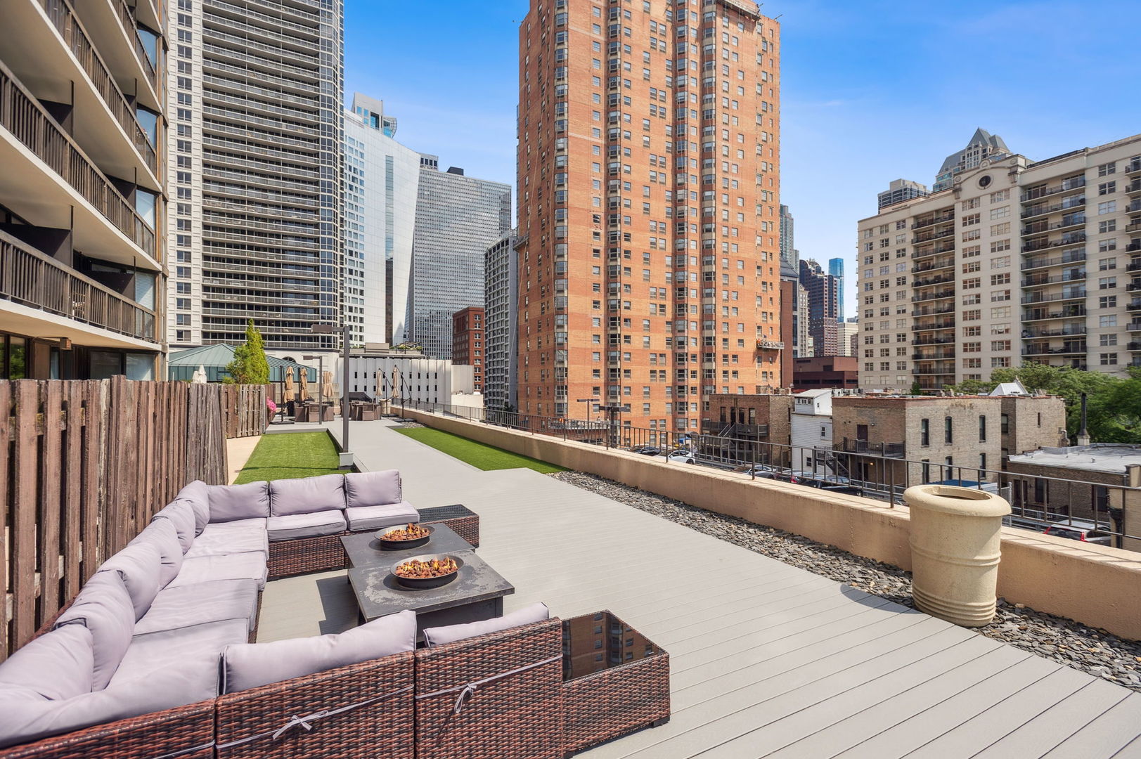 33 W Delaware Place Unit: 21A