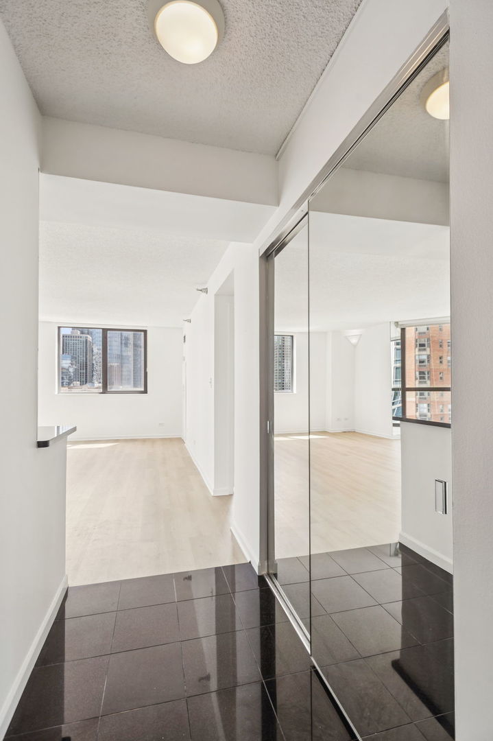 33 W Delaware Place Unit: 21A