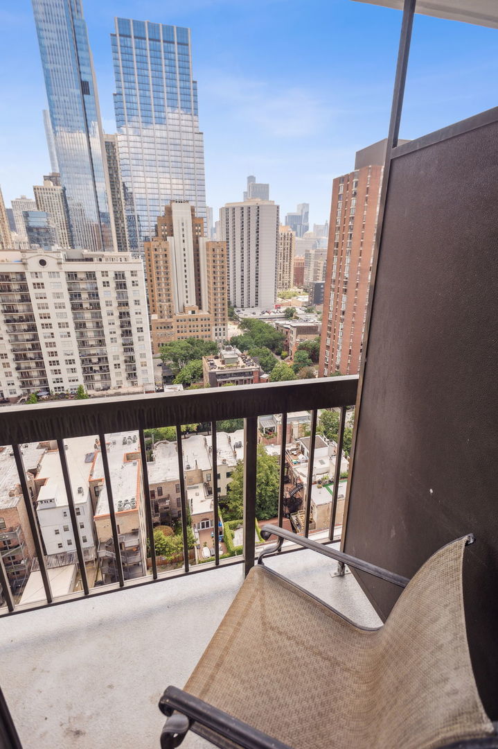 33 W Delaware Place Unit: 21A
