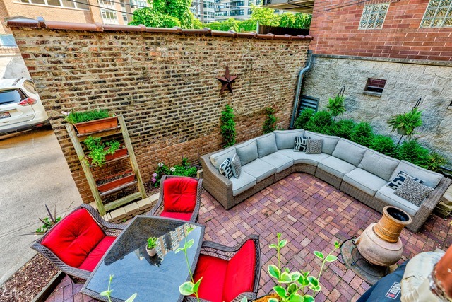 510 W Roscoe Street Unit: 1