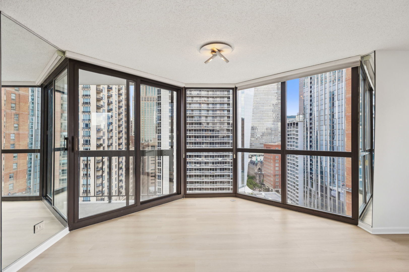 33 W Delaware Place Unit: 21A