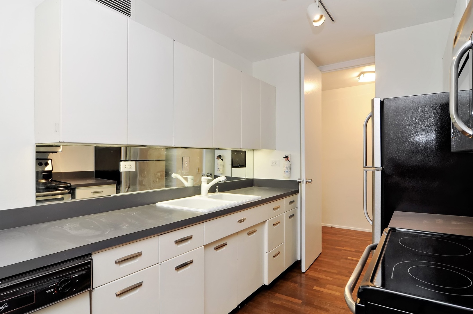 900 N Lake Shore Drive Unit: 1904