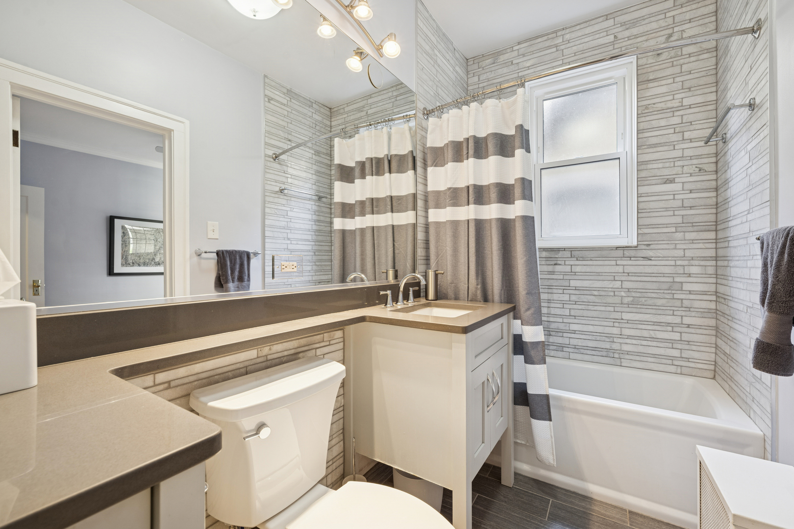 644 W Melrose Street Unit: 2E