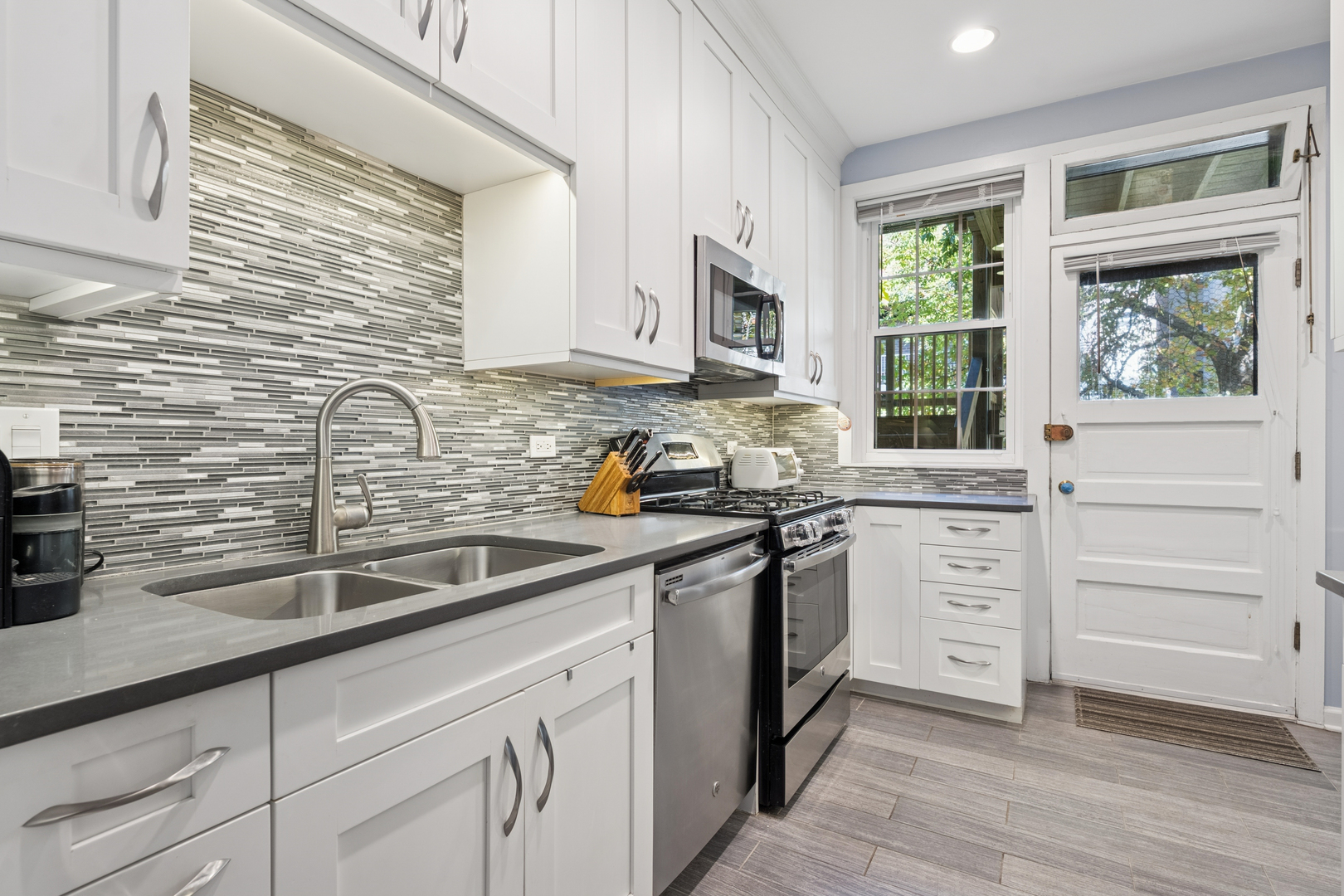 644 W Melrose Street Unit: 2E