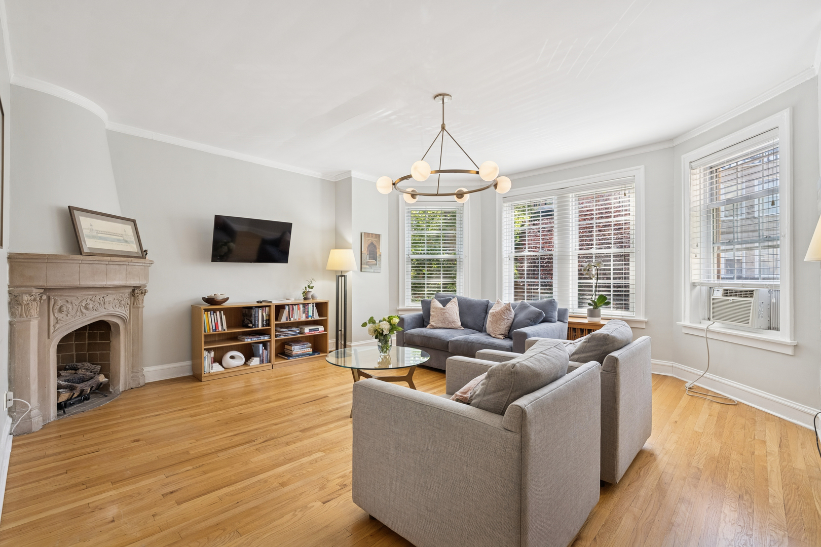 644 W Melrose Street Unit: 2E