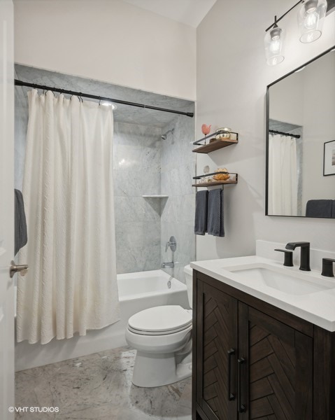 4743 N Clark Street Unit: 3S