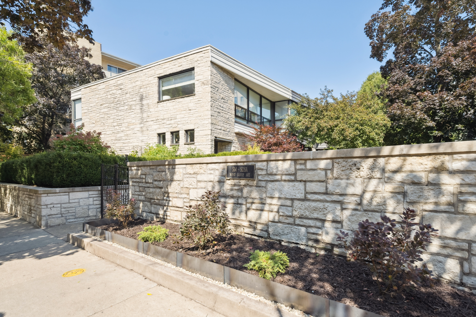 524 W Barry Avenue