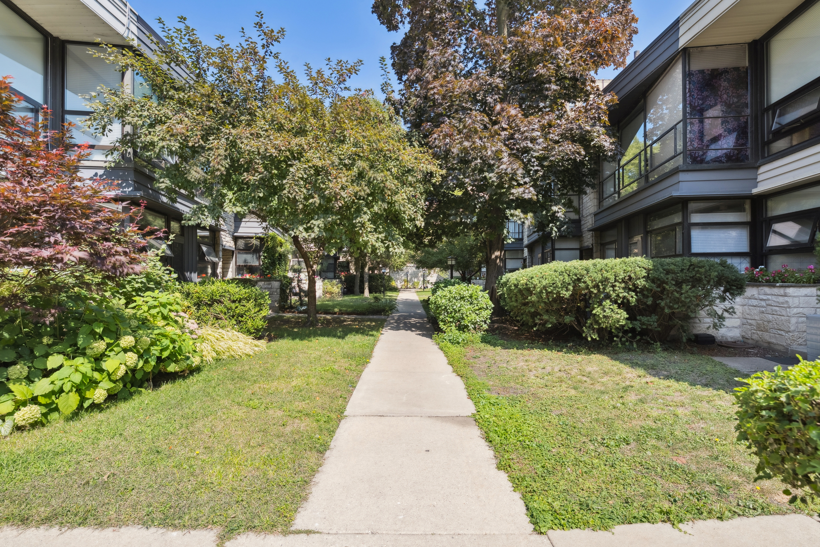 524 W Barry Avenue