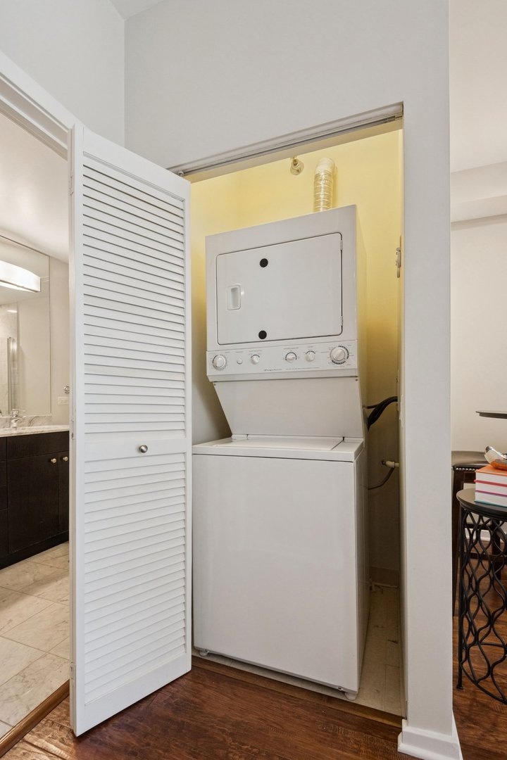 123 S Green Street Unit: 505B