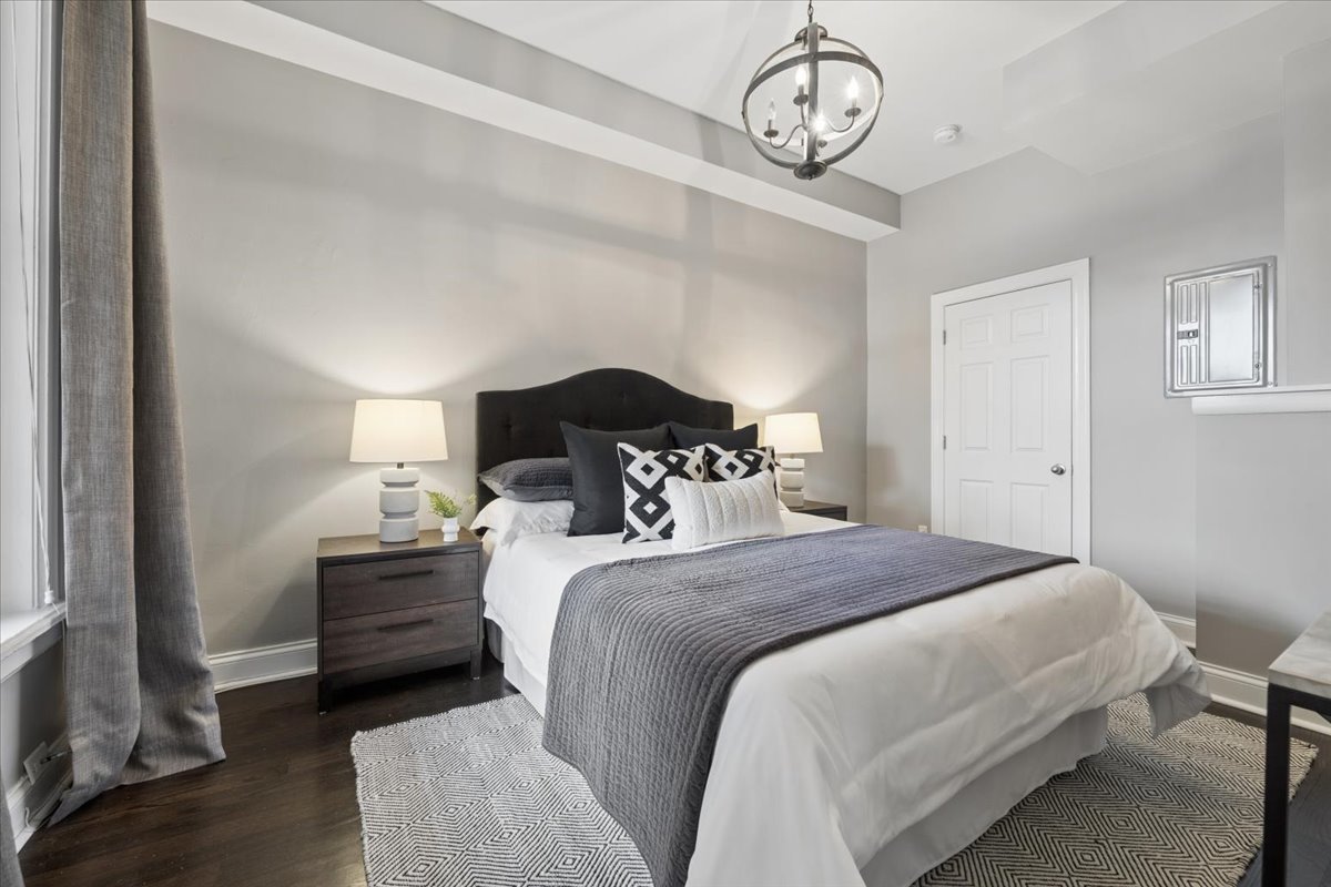 2151 N SEMINARY Avenue Unit: B