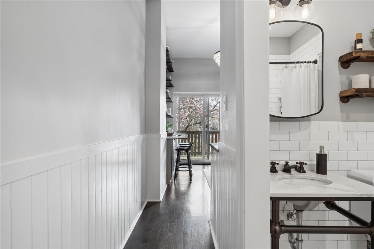 2151 N SEMINARY Avenue Unit: B