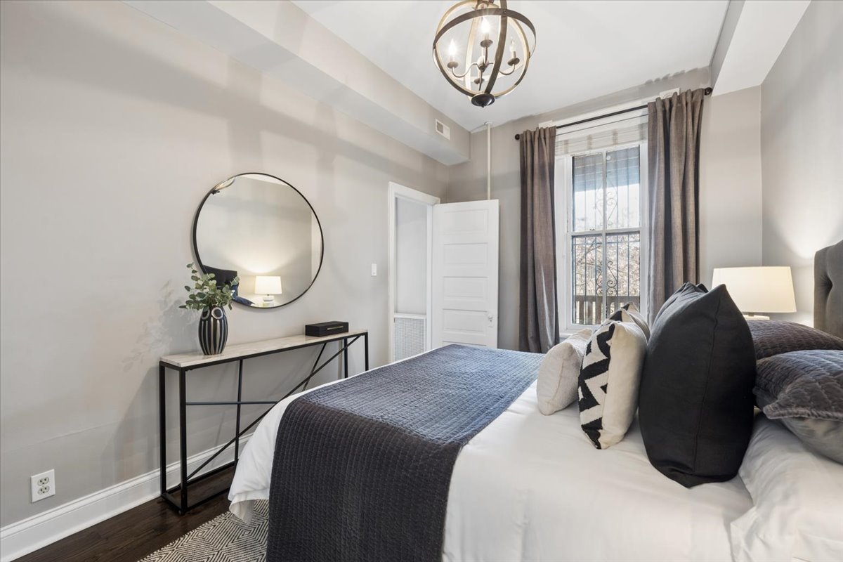 2151 N SEMINARY Avenue Unit: B