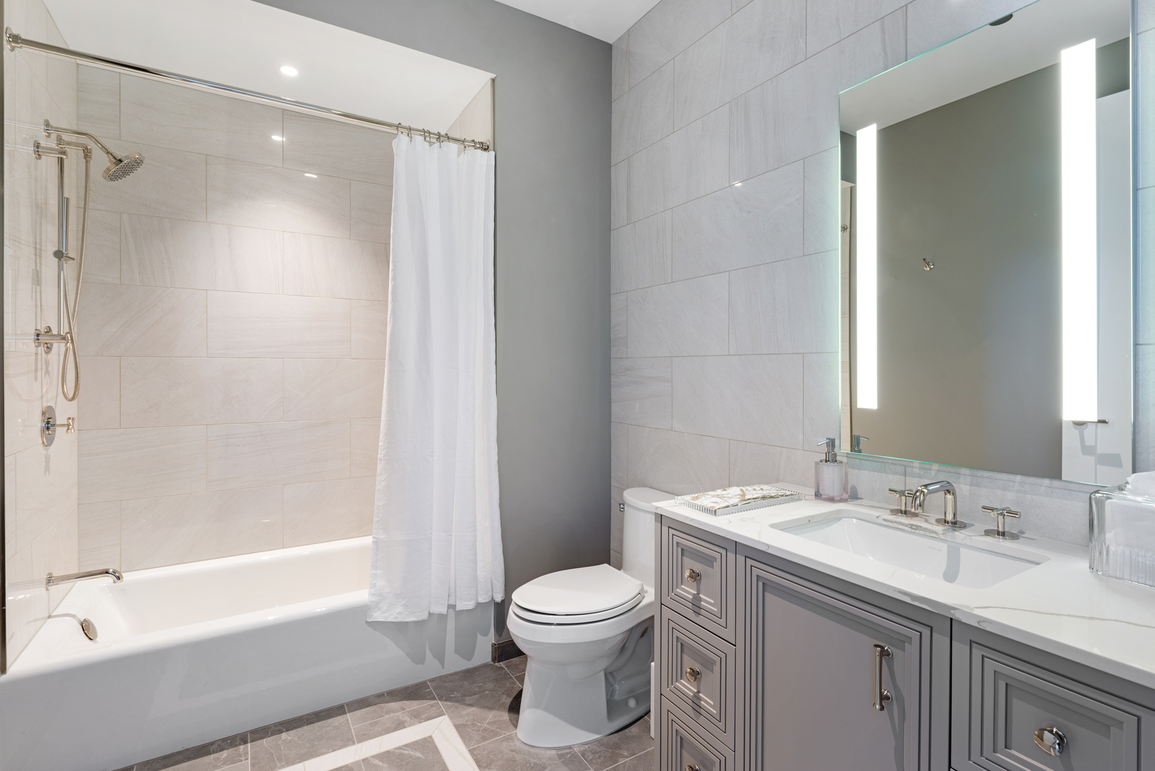 435 N Michigan Avenue Unit: 1803