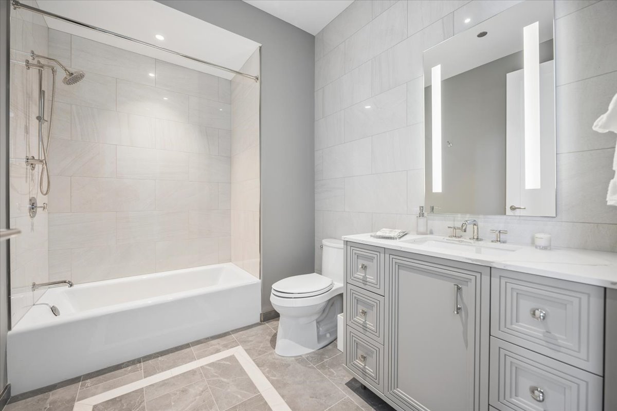 435 N Michigan Avenue Unit: 1803