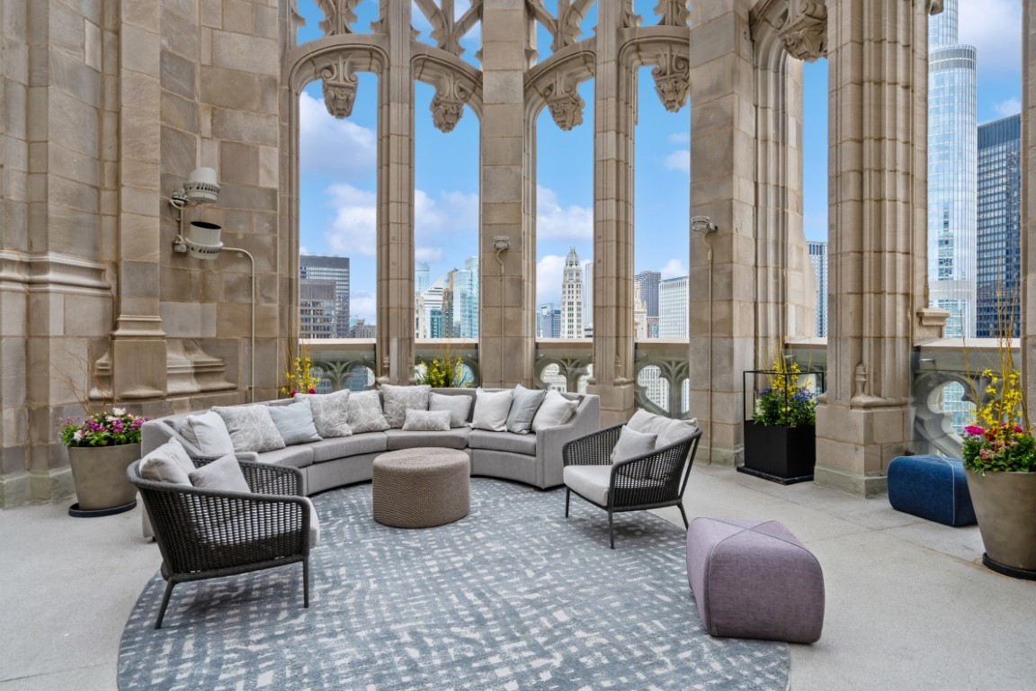 435 N Michigan Avenue Unit: 1803