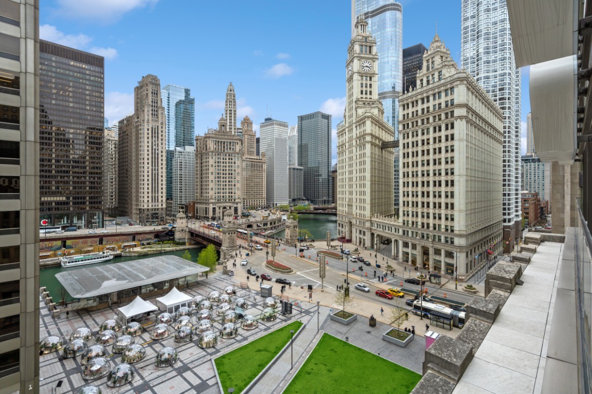 435 N Michigan Avenue Unit: 1803