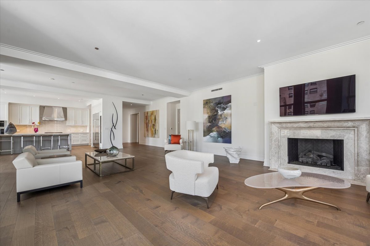 435 N Michigan Avenue Unit: 1803