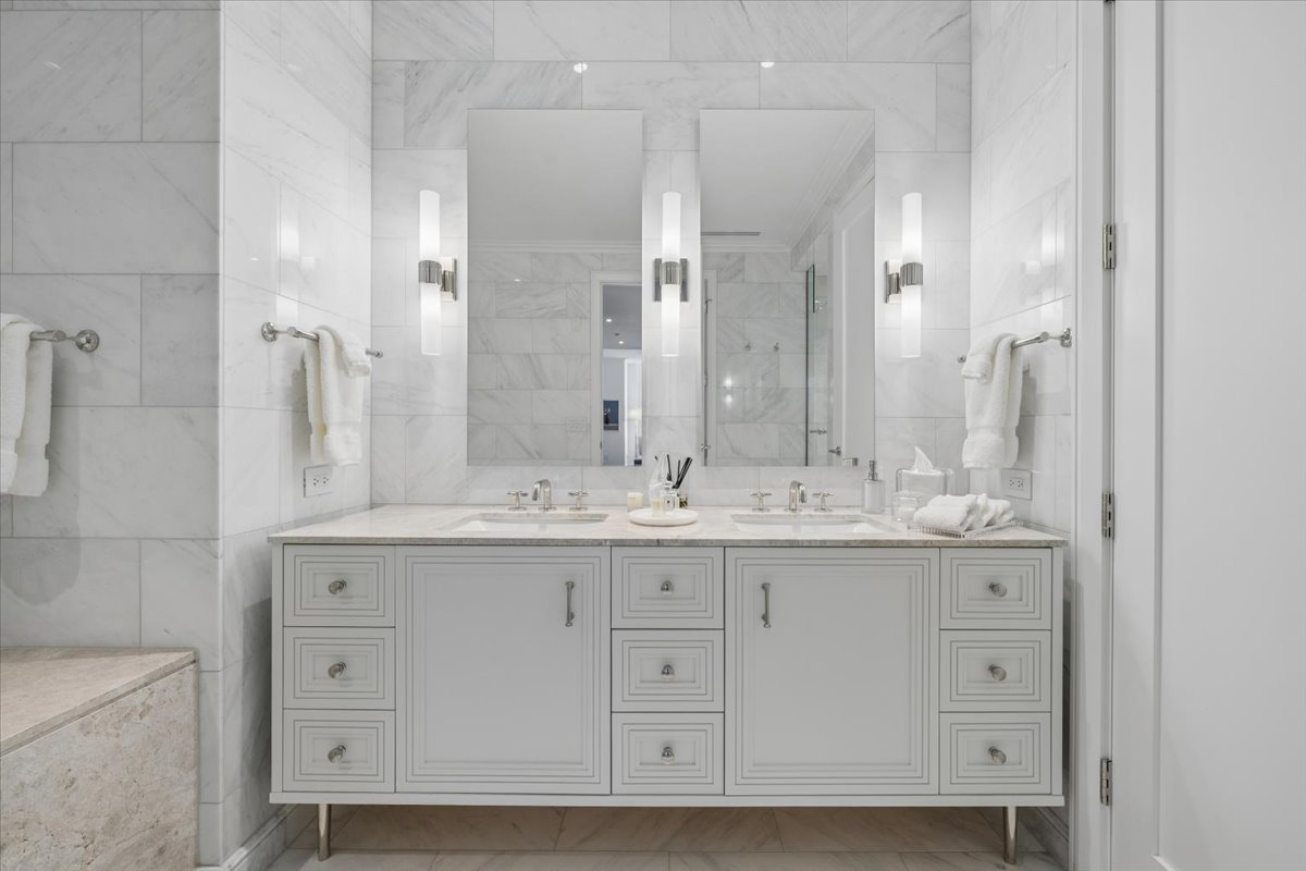 435 N Michigan Avenue Unit: 1803