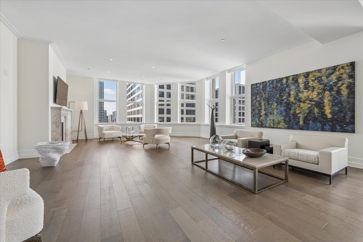 435 N Michigan Avenue Unit: 1803
