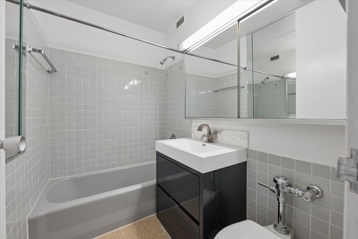 910 N LAKE SHORE Drive Unit: 1415