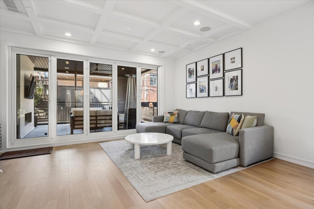 2640 N Bosworth Avenue Unit: 1N