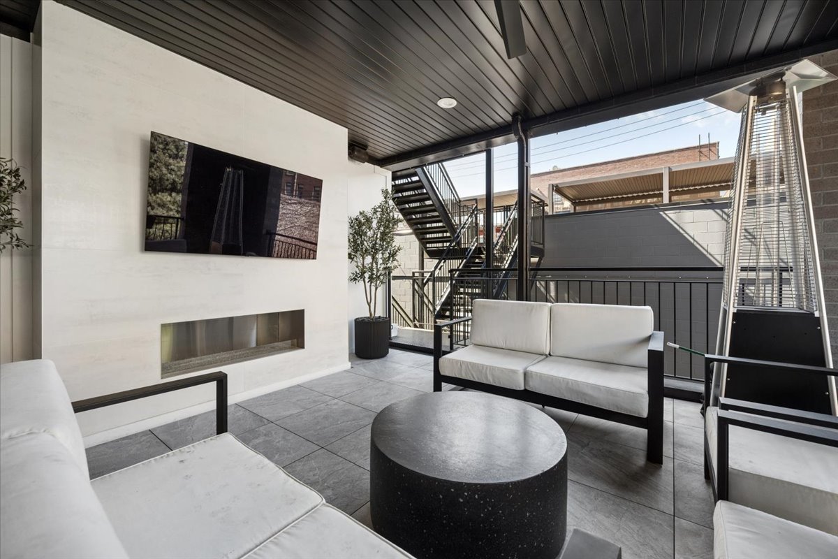 2640 N Bosworth Avenue Unit: 1N