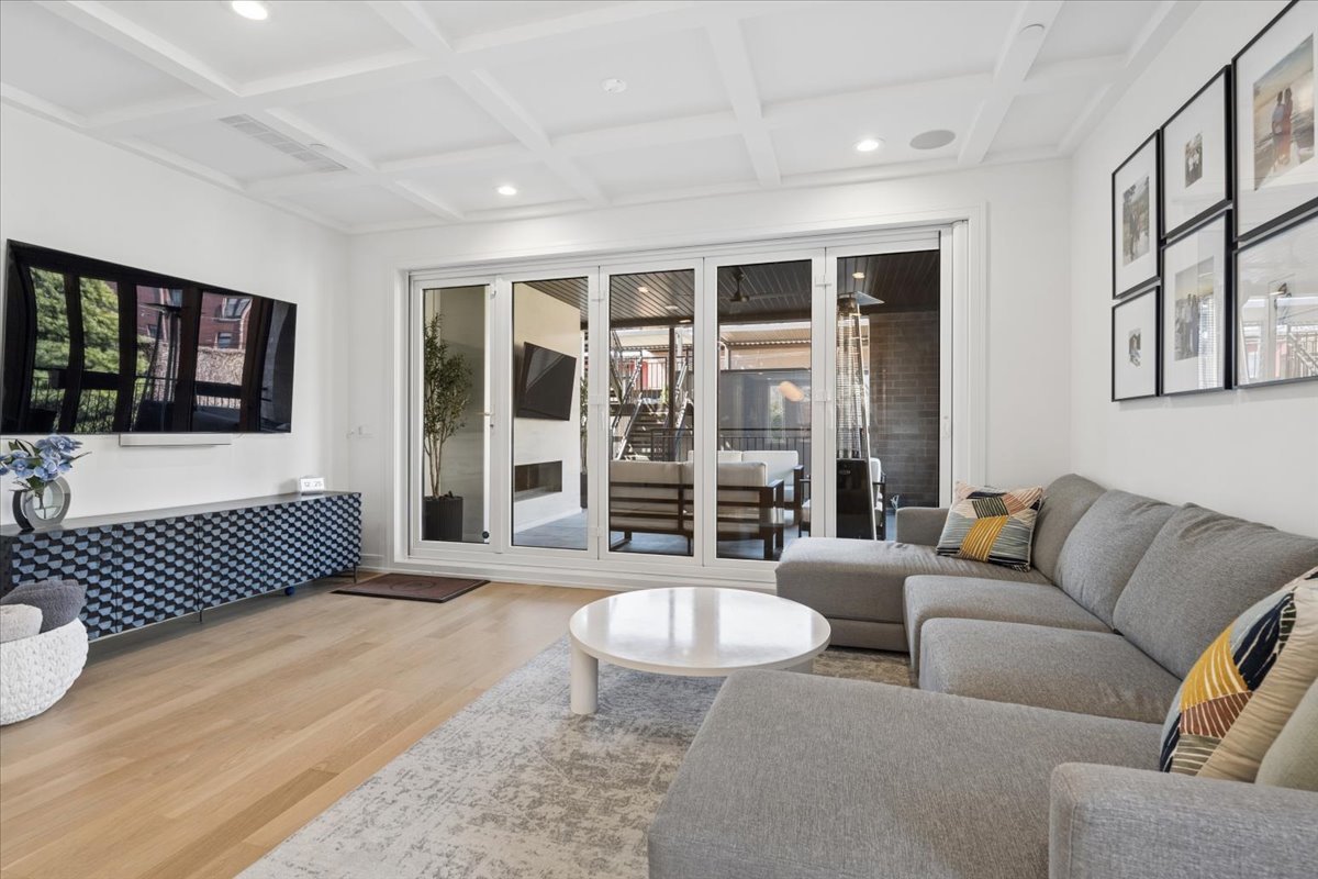 2640 N Bosworth Avenue Unit: 1N