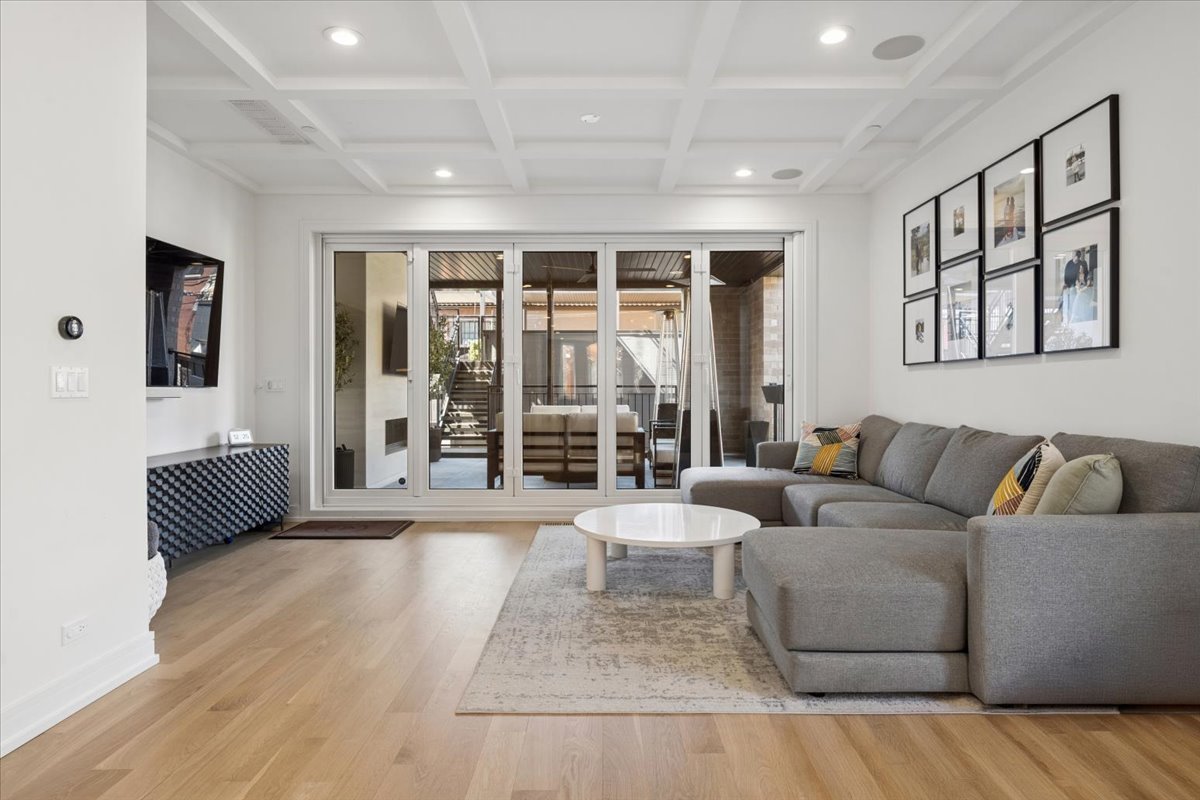 2640 N Bosworth Avenue Unit: 1N