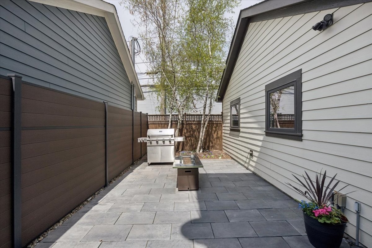 2148 W Giddings Street