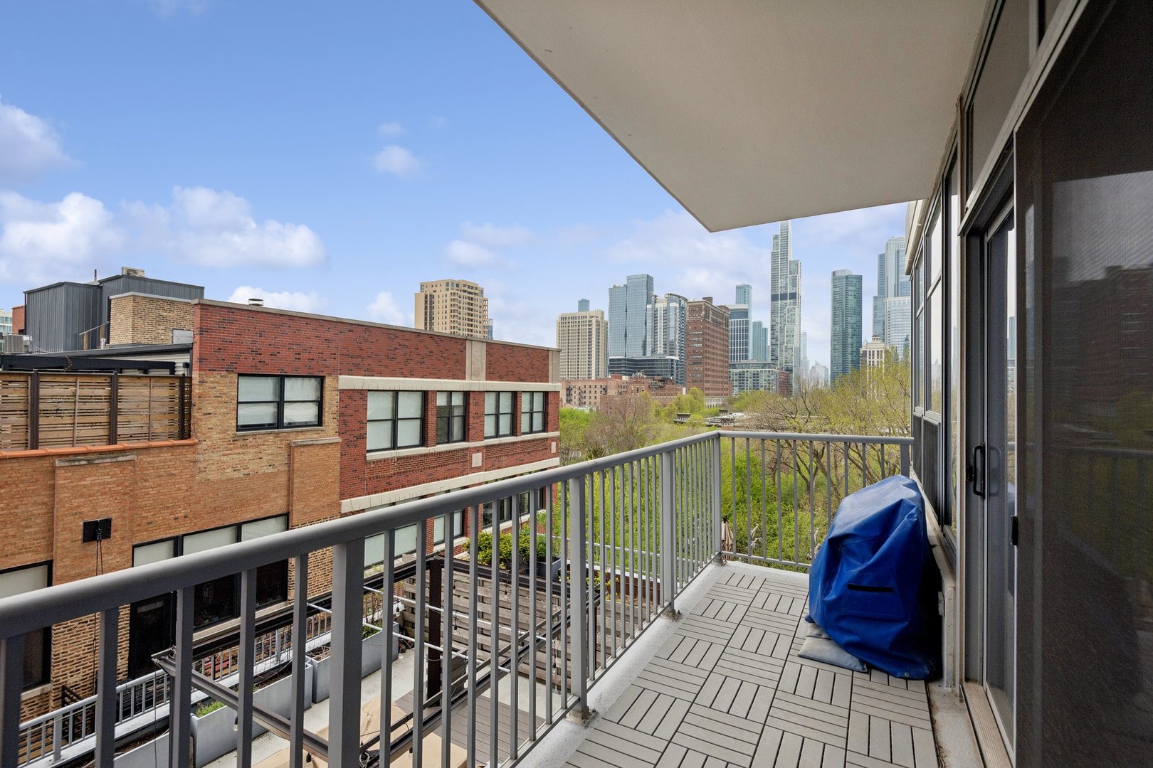 1600 S PRAIRIE Avenue Unit: 705