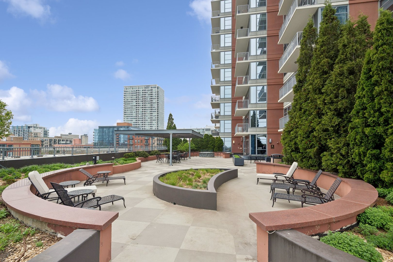 1600 S PRAIRIE Avenue Unit: 705