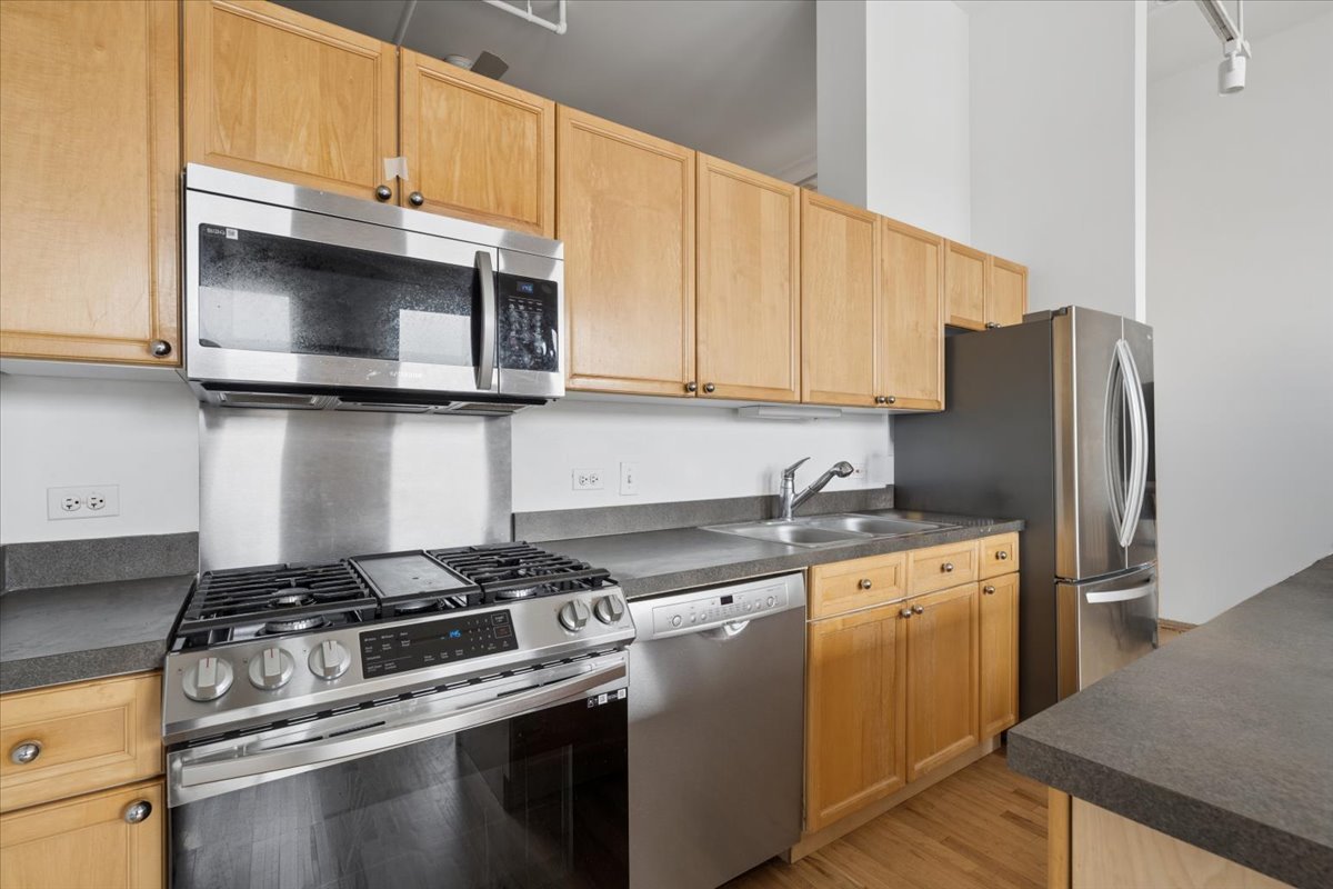 3151 N Lincoln Avenue Unit: 304