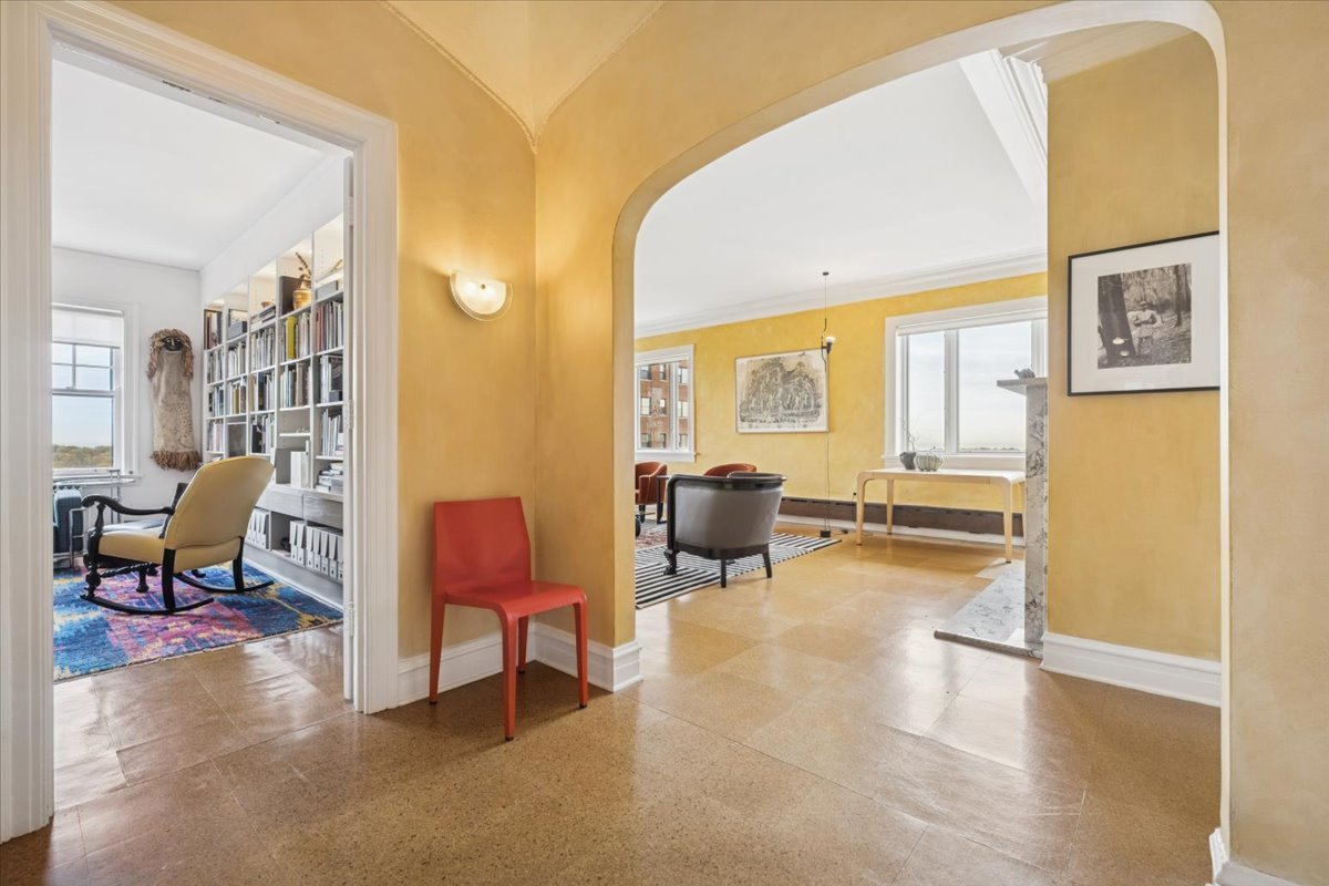 707 W JUNIOR Terrace Unit: 10