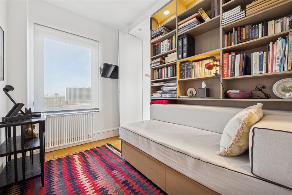 707 W JUNIOR Terrace Unit: 10