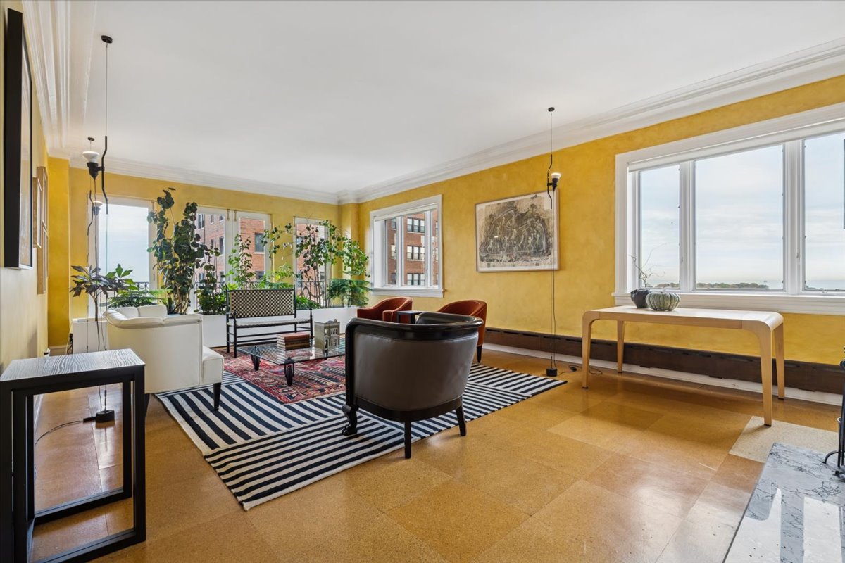 707 W JUNIOR Terrace Unit: 10