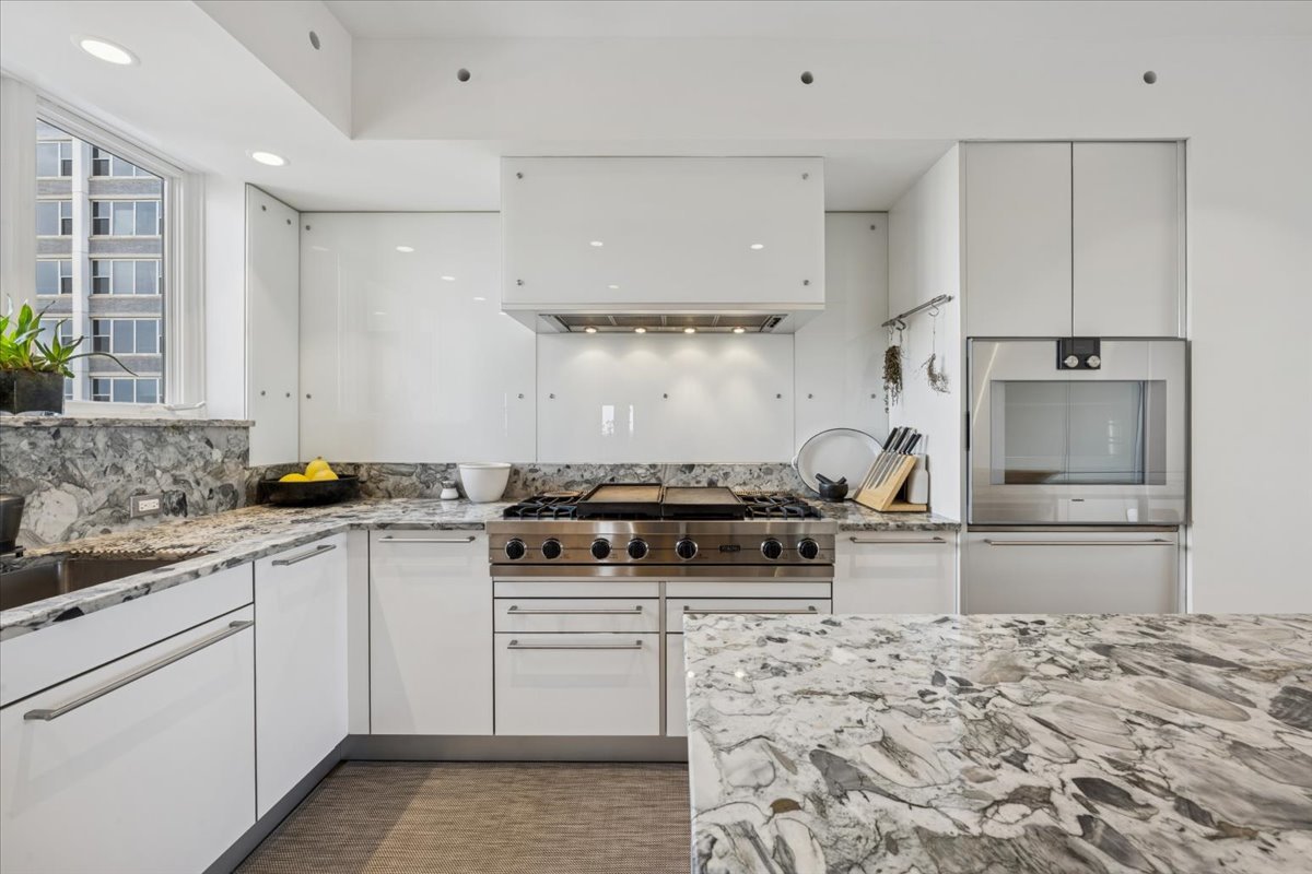 707 W JUNIOR Terrace Unit: 10