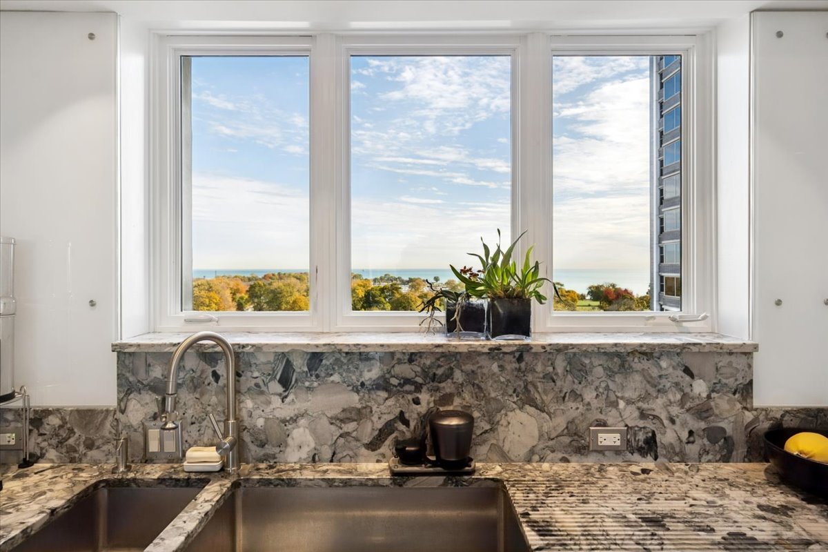 707 W JUNIOR Terrace Unit: 10